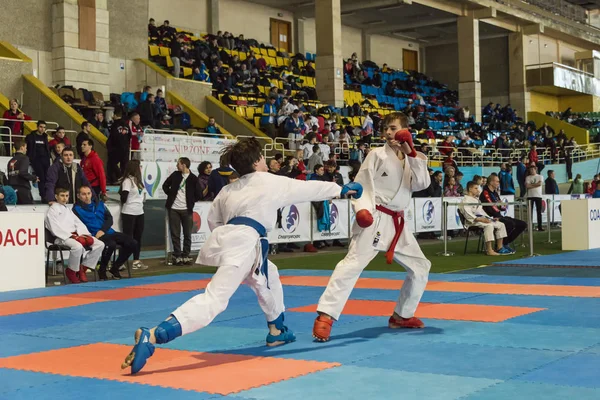 Participantes desconocidos del torneo mantienen un duelo  . — Foto de Stock