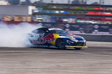 Bilinmeyen sürücü üzerinde otomobil markası Nissan parça üstesinden gelir.