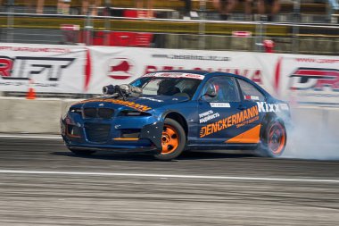 Bilinmeyen sürücü otomobil markası Bmw üzerinde parça üstesinden gelir.