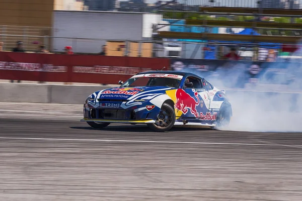 Bilinmeyen sürücü üzerinde otomobil markası Nissan parça üstesinden gelir.