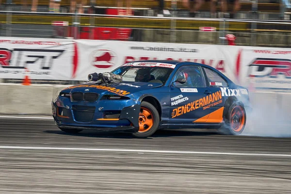 Bilinmeyen sürücü otomobil markası Bmw üzerinde parça üstesinden gelir.