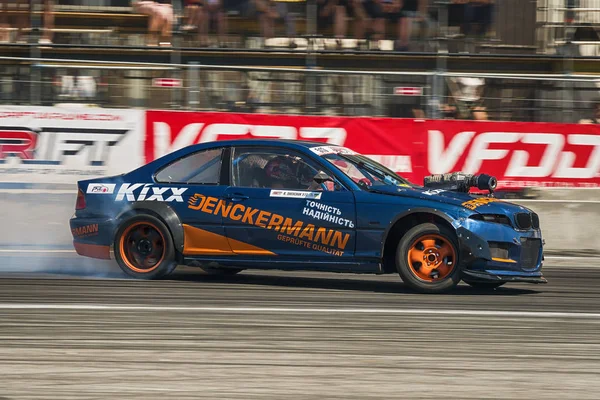 Bilinmeyen sürücü otomobil markası Bmw üzerinde parça üstesinden gelir.