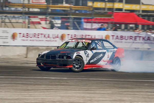 Pilota sconosciuto sul marchio di auto BMW supera la pista — Foto Stock