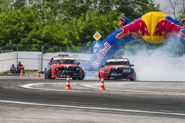 Bilinmeyen biniciler arabalar Bmw marka ve Mercedes Benz üstesinden gelir