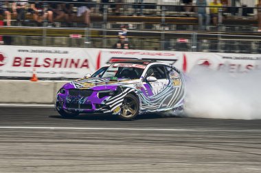 Bilinmeyen sürücü otomobil markası Bmw üzerinde parça üstesinden gelir.