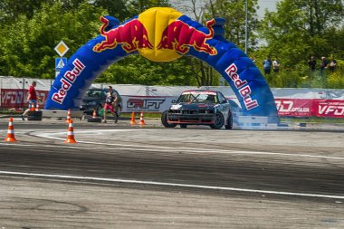 Bilinmeyen sürücü otomobil markası Bmw üzerinde parça üstesinden gelir.