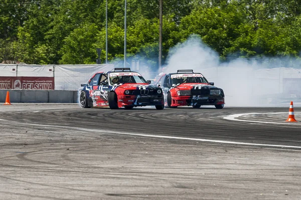 Bilinmeyen biniciler arabalar Bmw marka ve Mercedes Benz üstesinden gelir