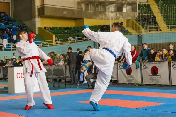 Desconocido jugador de karate junior preparándose para atacar en tiempo de duelo — Foto de Stock
