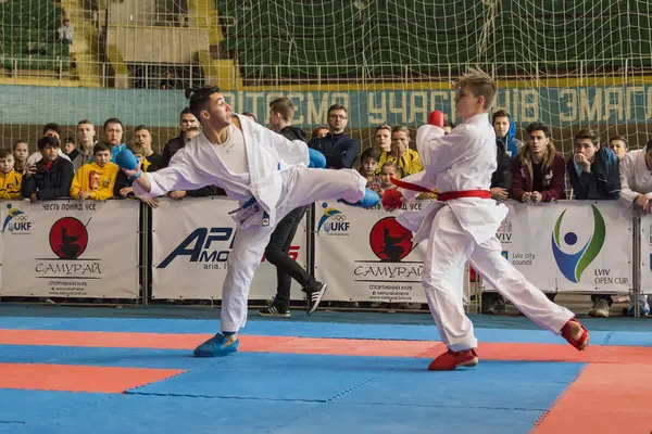 Desconocido joven jugador de karate preparándose para atacar en un duelo —  Fotos de Stock