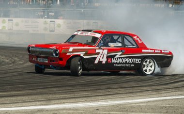 Bilinmeyen sürücü araç marka Gaz -24 Volga üzerinde parça üstesinden gelir.