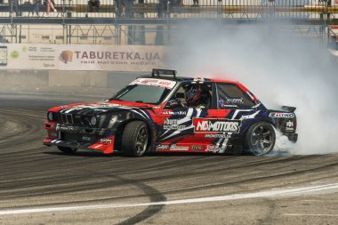 Bilinmeyen sürücü otomobil markası Bmw üzerinde parça üstesinden gelir.