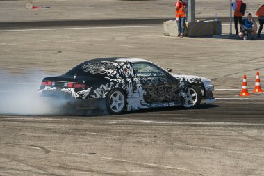 Bilinmeyen sürücü üzerinde otomobil markası Nissan parça üstesinden gelir.