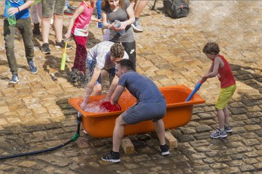 Gençlerin bir başka ve funy su sprey