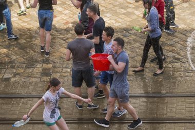 Genç insanlar için su dökerek hazırlanan