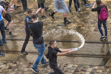 Gençler birbirlerine su sprey