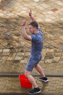 genç adam eğleniyor.