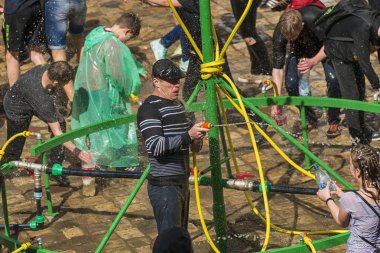 Diğerleri sulama şapkalı adam.