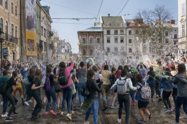 Gençler birbirlerine su sprey