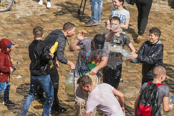 Gençler birbirlerine su sprey