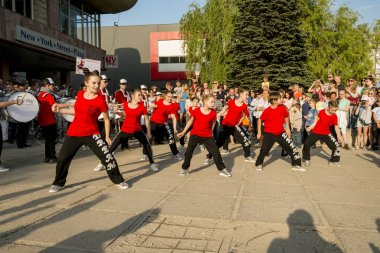 Lviv, Ukrayna - 05 Mayıs 2018: Şehir günü kutlama etkinlikleri. Şehir merkezine yakın dans yarışması gençler katılma .