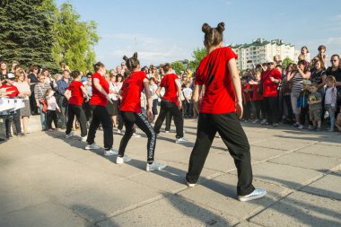 Lviv, Ukrayna - 05 Mayıs 2018: Şehir günü kutlama etkinlikleri. Şehir merkezine yakın dans yarışması gençler katılma .