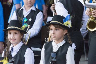 Lviv, Ukrayna-Mayıs 05 2018: şehir günü vesilesiyle kutlama olayları. Genç Müzisyenler şehir merkezinin yakınındaki performans için hazırlanıyor .