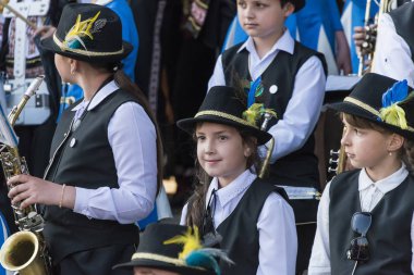 Lviv, Ukrayna-Mayıs 05 2018: şehir günü vesilesiyle kutlama olayları. Genç Müzisyenler şehir merkezinin yakınındaki performans için hazırlanıyor .
