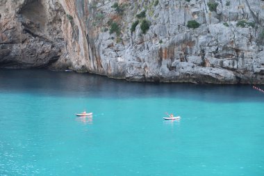 Güneşli bir günde mavi denize karşı iki kano.