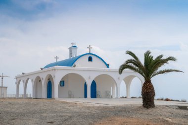 Mavi ve beyaz kilise mavi gökyüzüne karşı