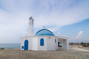 Mavi ve beyaz kilise mavi gökyüzüne karşı