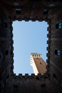 Siena 'daki kule eski duvarlarla çevrili.
