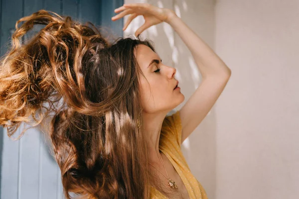 Chica con el pelo castaño volador largo en verano en el Mediterráneo, de vacaciones —  Fotos de Stock