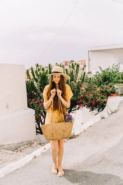Portrait d'une fille dans un chapeau et un sac de paille en été en Méditerranée, en vacances — Photo