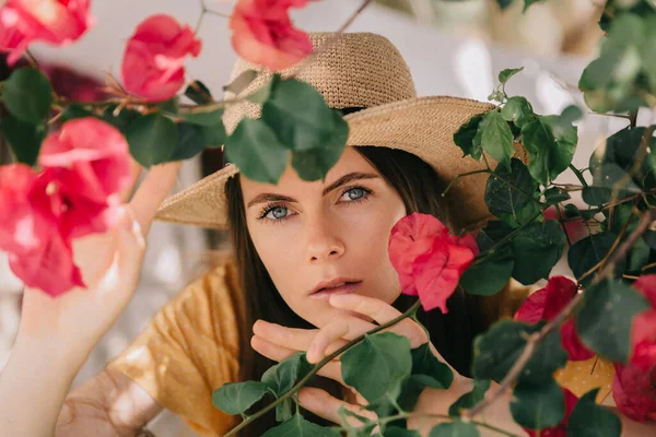 地中海の夏に開花中の木の下のわら帽子の少女の肖像画 — ストック写真