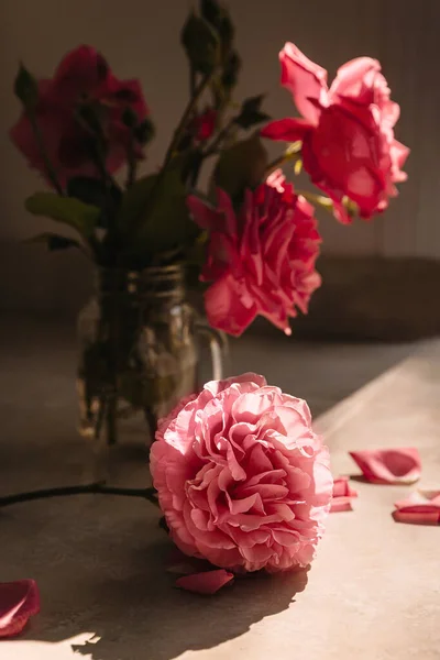 Розовые розы в стеклянной вазе — стоковое фото