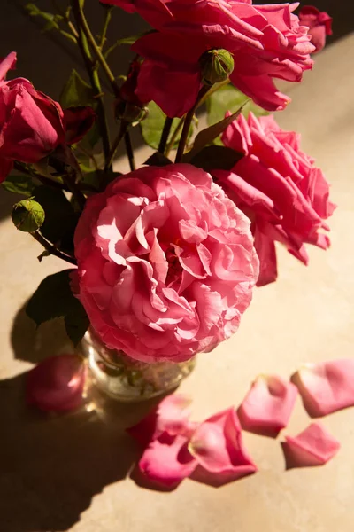 Розовые розы в стеклянной вазе — стоковое фото