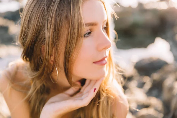 Meisje in badmode genieten en wandelen op het strand, in de zomer, op de zonsondergang. Portret van een gelukkige jonge vrouw die glimlacht op zee. — Stockfoto