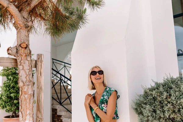 Jolie jeune touriste en lunettes de soleil posant dans le centre de la vieille ville méditerranéenne — Photo