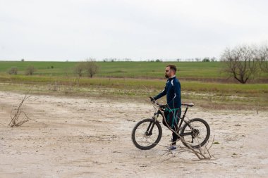 Dağ bisikletçisi doğada geziyor.