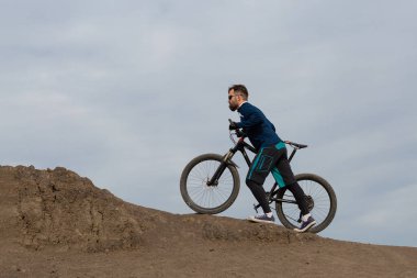 Sakallı dağ bisikletçisi dağlara biner.