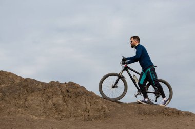 Sakallı dağ bisikletçisi dağlara biner.