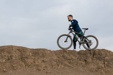 Sakallı dağ bisikletçisi dağlara biner.