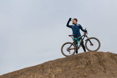 Sakallı dağ bisikletçisi dağlara biner.