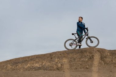 Sakallı dağ bisikletçisi dağlara biner.