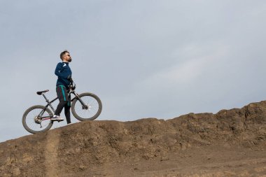 Sakallı dağ bisikletçisi dağlara biner.