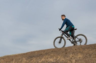 Sakallı dağ bisikletçisi dağlara biner.