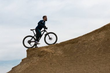 Sakallı dağ bisikletçisi dağlara biner.