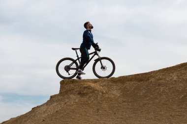 Sakallı dağ bisikletçisi dağlara biner.