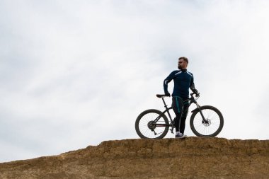 Sakallı dağ bisikletçisi dağlara biner.