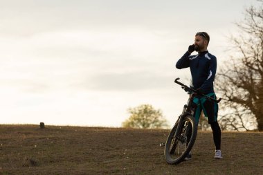 Bisikletçi ormanda geziyor.